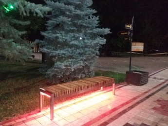 В центральном парке Мелитополя установили светящуюся лавочку желаний (фото)