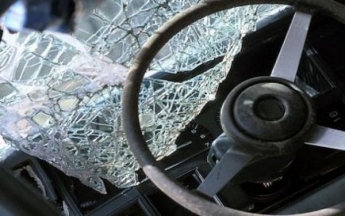 В Мелитополе водитель врезался в забор и чуть не убил пассажира