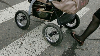 В Запорожье автомобилист зацепил коляску с ребенком и ударил мать