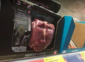 Курьезное фото: в супермаркете нашли "мясо с лицом Путина"