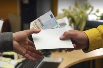 Суд разрешил устанавливать украинцам зарплату в иностранной валюте