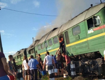 На Львовщине загорелся локомотив поезда (Видео)