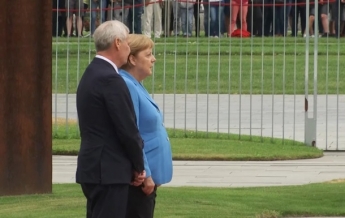 Меркель в третий раз испытала приступ дрожи (видео)