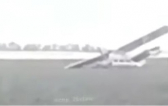 Пилот упавшего самолета сбежал с места аварии (видео)