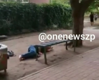 В Запорожье засняли пьяное "тело" на детской площадке (фото)