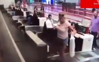 Пассажирка пыталась попасть в самолет по багажной ленте (видео)