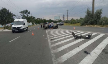 На запорожском курорте двое на мотоцикле попали под машину