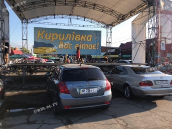 Запрет на въезд в центр Кирилловки на автомобиле массово игнорируется (фото)