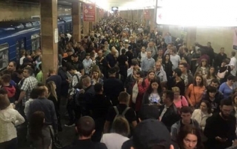 В Киеве закрывали пять станций метро из-за падения женщины на рельсы (фото)