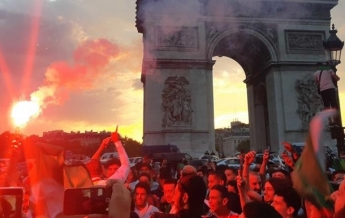 Футбольные фанаты устроили погром в Париже (видео)
