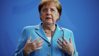 Счет идет на часы: врач рассказал о реальном заболевании Меркель