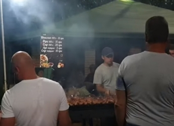 В сети показали, где в Кирилловке самый дешевый шашлык делают (видео)