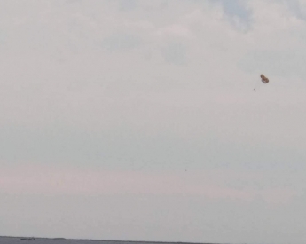 Мужчину на парашюте чуть не унесло в никуда (фото)