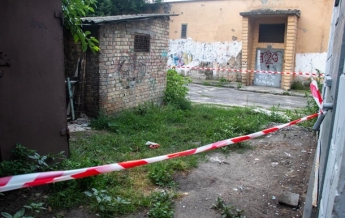 В Киеве женщина родила во дворе многоэтажки и ушла (видео)