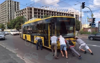 В Киеве пассажиры толкали сломавшийся троллейбус (видео)