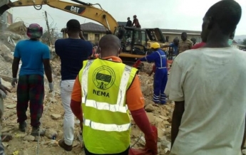 В Нигерии 12 человек погибли в результате обрушения здания (видео)