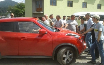 На Прикарпатье жители перекрыли дорогу, требуя ее ремонта (фото)