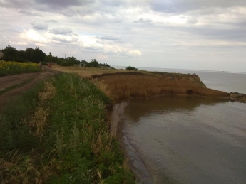 Дорога на Азовское море к популярной базе отдыха зависла над пропастью (фото)
