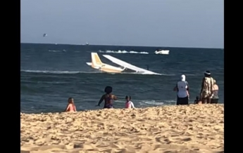В США самолет совершил аварийную посадку в океане (видео)