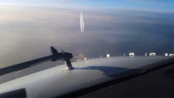 Дикая скорость: пилоты показали, как в полете приближается встречный самолет (видео)