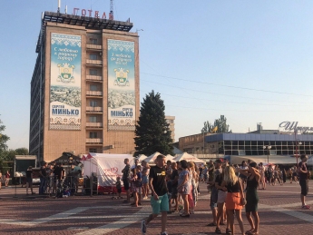 В ожидании летней тусовки мелитопольцы собираются на площади (фото)