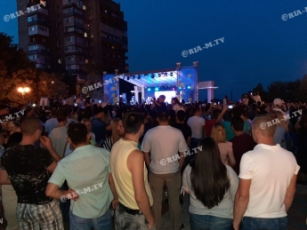 Тысячи мелитопольцев пришли на концерт Тамерлана и Алены на площади Победы (фото, видео)