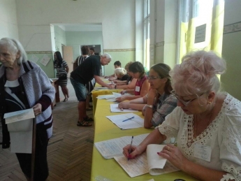 Люди старшего поколения с самого утра пошли голосовать за будущее (фото)