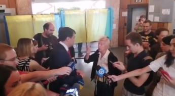 Відео. “Ви не грайтеся:” Бабуся вщент рознесла Разумкова на виборчій дільниці