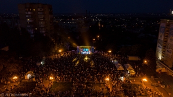 Не видно тротуара - мелитопольцы во время фестиваля заполнили площадь "под завязку" (фото)
