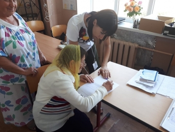 В Мелитополе пенсионерка, проголосовавшая за двойника, потребовала дать ей новый бюллетень (фото)