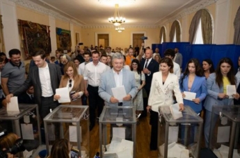 Вали уже отсюда, брехло! Разгневанные украинцы набросились на Порошенко после голосования
