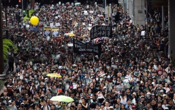 В Гонконге на антиправительственную акцию вышли десятки тысяч людей