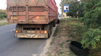 В Запорожской области КАМАЗ на ходу потерял колесо (Видео)