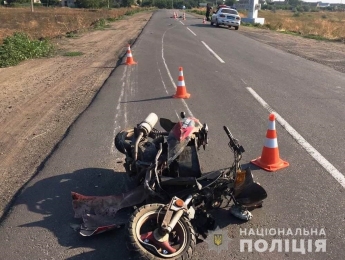Неизвестный водитель оставил умирать на дороге мопедиста (фото)