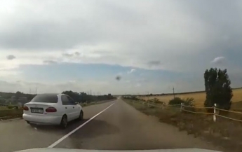 Мелитопольский водитель показал как лихачи на трассе совершают опасные обгоны (видео)