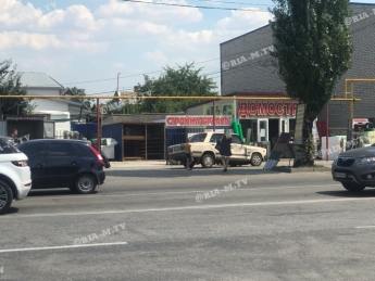 ВАЗ в Мелитополе вынесло на тротуар после столкновения с Таврией (фото)