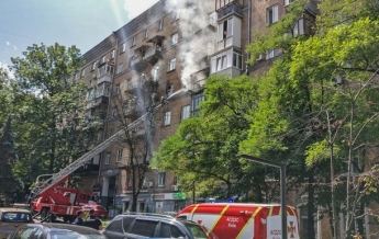 В центре Киева горит многоэтажка (видео)