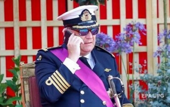 Принц Бельгии на параде "завис" в смартфоне и пропустил гимн