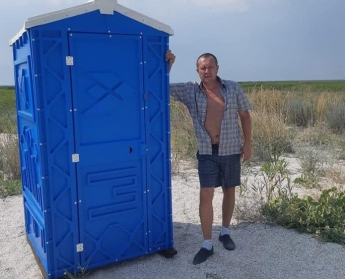 В Кирилловке для «дикарей» вдоль побережья устанавливают бесплатные туалеты (фото)