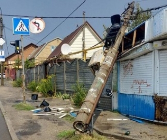 В Запорожской области светофор упал на киоск (фото)