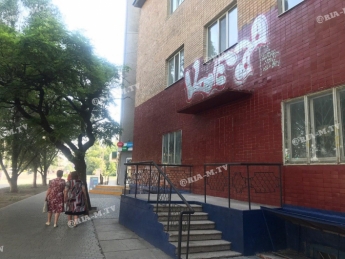 Над зданием центральной почты в Мелитополе поиздевались райтеры (фото)