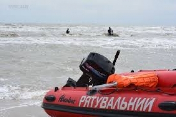 В Кирилловке спасли двух детей и молодого мужчину, которых уносило в море
