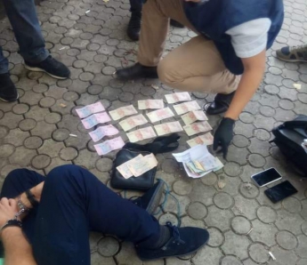 В Киеве задержаны полицейские, которые получили взятку от представителя лотереи. Фото