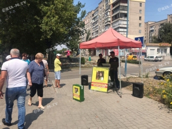 Поющие волонтеры из Одессы устраивают уличные концерты в Мелитополе, чтобы собрать денег (видео, фото)