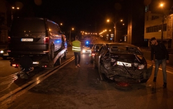 В Киеве Volkswagen протаранил два авто во время оформления ДТП (видео)