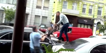 В Киеве напали на машину Порошенко после его допроса в ГБР — видео