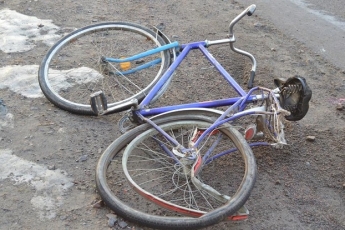 Сбивший велосипедиста водитель хочет помочь пострадавшему, да родственники много просят