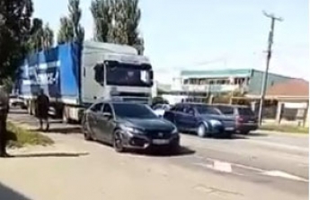 В Мелитополе Хонда попала под грузовик (видео)