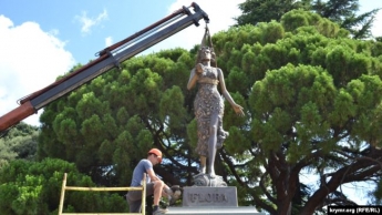 В Никитском ботсаду оккупированного Крыма вместо памятника богине Флоре установили бюст Ленина. ФОТО
