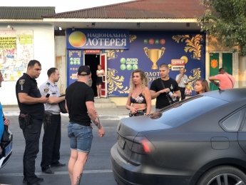 В Бердянске девушка прокляла полицейских и угрожала им своими связями (фото, видео)